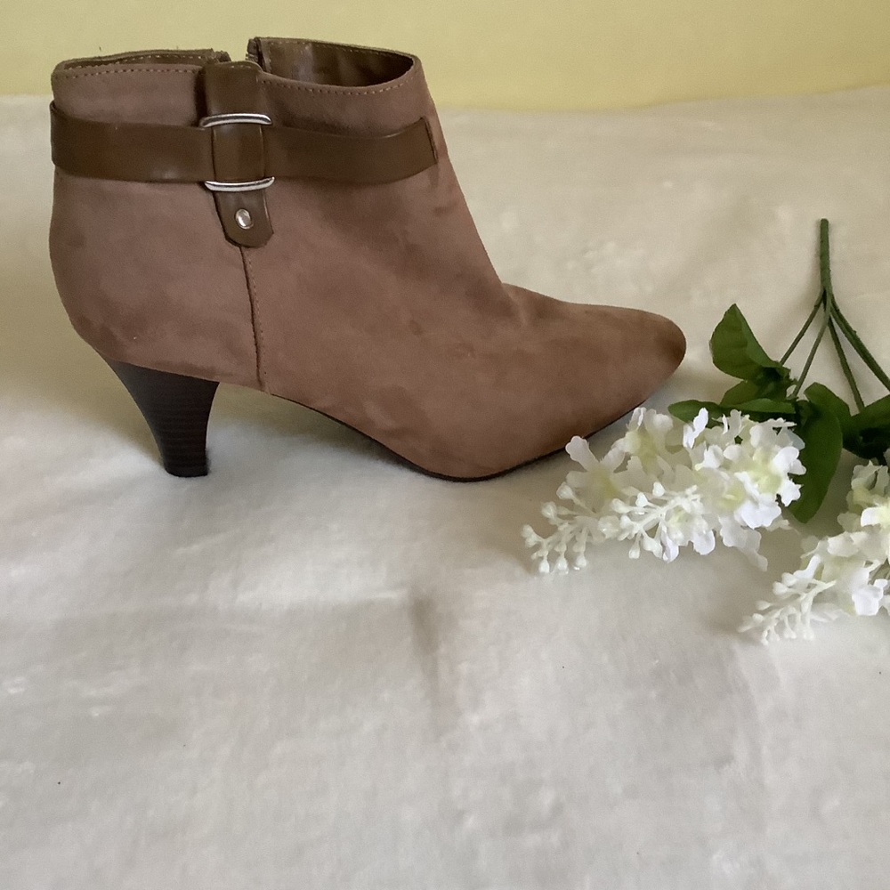 NWOT ~ Tan Boots Size 10 - Picture 3 of 8